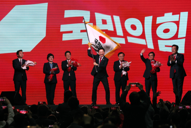 김기현 국민의힘 신임 당대표가 8일 오후 경기도 고양시 일산 킨텍스에서 열린 국민의힘 제3차 전당대회에서 당기를 흔들고 있다. 연합뉴스