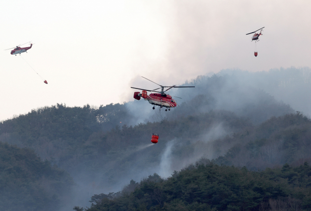 산림 당국이 8일 오후 합천군 월평리 일원 야산에서 발생한 산불을 진화하고 있다./연합뉴스/