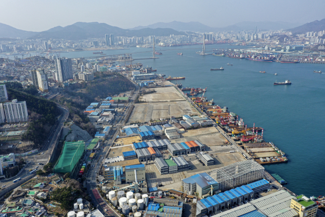 부산 영도구 청학동·동심동 일대에 자리잡은 ‘해양 신산업 부스트벨트’ 사업지 전경. 부스트벨트의 핵심 지역인 옛 송강중공업 1공장 부지에서 이른바 ‘지분 쪼개기’가 이뤄진 것으로 확인되면서 난개발 우려가 커지고 있다. 김종진 기자 kjj1761@