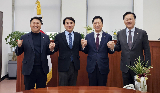 ◇김진태 강원도지사가 13일 김기현 국민의힘 당대표와 유상범, 노용호 국회의원과 면담하고 있다.
