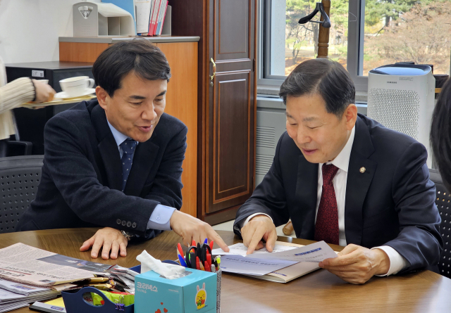 ◇이철규 국민의힘 사무총장과 김진태 강원도지사가 13일 강원특별법 개정안에 대해 논의하고 있다.