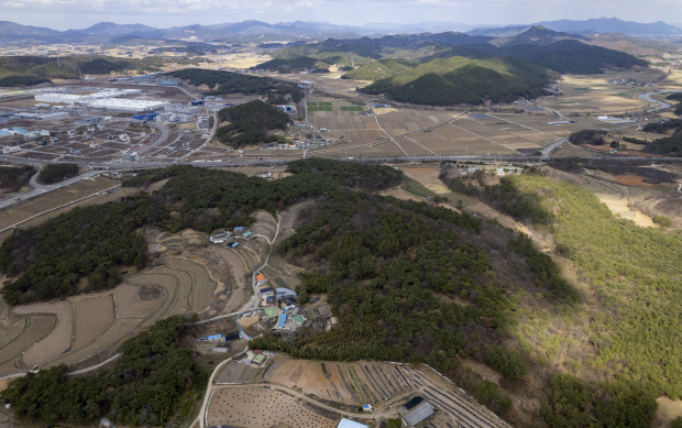 국토교통부가 15일 선정 발표한 신규 국가산업단지에 광산구 오운동 일대가 미래차 국가산단으로 선정됐다(오른쪽 부분). 100만평 규모로 조성될 미래차 국가산단에는 전기차와 수소차, 자율주행차, 배터리 공장 등을 유치해 친환경차, 자율주행차 관련 벨트를 구축할 계획이다. 왼쪽 상단에 빛그린산단의 글로벌모터스(GGM)가 보인다. /김진수 기자 jeans@kwangju.co.kr