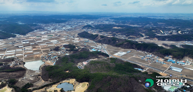 정부가 용인시에 710만㎡ 규모의 '첨단 시스템 반도체 클러스터'를 조성한다고 15일 밝혔다. 이는 단일단지 기준 세계 최대 규모로, 2042년까지 반도체 제조공장 5개를 구축하고 최대 150개 국내외 소부장·팹리스 업체를 유치한다는 계획이다. 사진은 대규모 시스템 반도체 국가산업단지로 지정된 용인시 남사읍 일대. 2023.3.15 /김명년기자 kmn@kyeongin.com