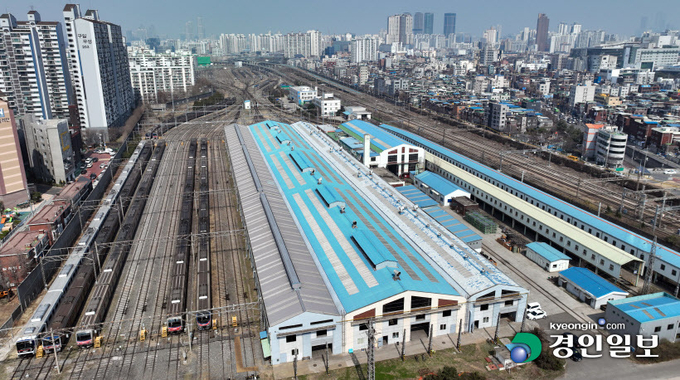 제2경인선 철도사업 추진을 위한 구로차량기지 광명 이전을 놓고 정부의 일방적 사업추진에 정치권, 지자체, 시민단체 등 반대 목소리가 커지고 있다. 사진은 서울시 구로구 구로차량기지 전경. 2023.3.19 /김명년기자 kmn@kyeongin.com