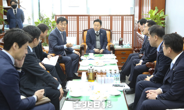 21일 서울 국회에서 열린 국토위 법안심사소위에서 김관영 전북도지사와 한병도 국회의원, 정운천 국회의원이 설득 발언을 하고 있다./ 사진=전북도 제공