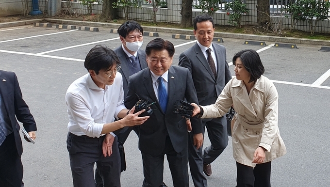 재판을 받기 위해 제주지방법원에 들어서고 있는 오영훈 제주특별자치도지사.