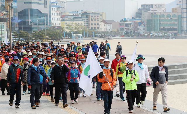 사진은 부산 서구 송도해수욕장에서 열린 ‘서구사랑 구민 걷기대회’에 참가한 시민과 관광객들이 해수욕장 해안 길을 걷고 있는 모습. 부산일보DB