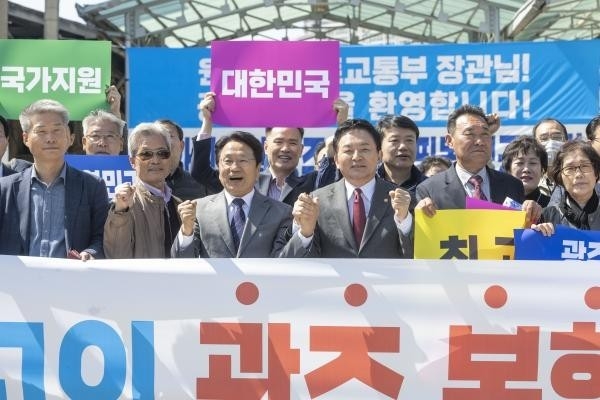 27일 오후 광주 북구 전남ㆍ일신방직 터에서 열린 국토교통부-광주시 균형발전 현안 회의를 마친 원희룡 국토교통부 장관과 강기정 광주시장이 참석자, 시민들과 함께 기념사진을 찍고 있다 /김진수 기자 jeans@kwangju.co.kr