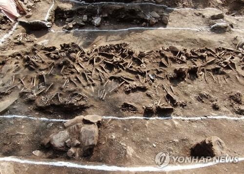 대전형무소에 수감된 제주 4.3수형인 200여 명이 집단 학살된 것으로 추정되는 대전 골령골 학살 현장에서 2020년 유해가 발굴된 모습. 연합뉴스