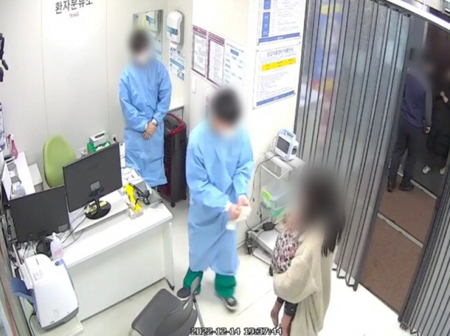 친모 A 씨가 지난해 12월 4세 딸을 안고 병원 응급실로 들어가는 장면. 부산일보DB