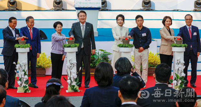 윤석열 대통령과 김건희 여사가 1일 대구 서문시장 큰장삼거리에서 열린 '서문시장 100주년 기념식'에서 기념 퍼포먼스를 하고 있다. 김영진 기자 kyjmaeil@imaeil.com