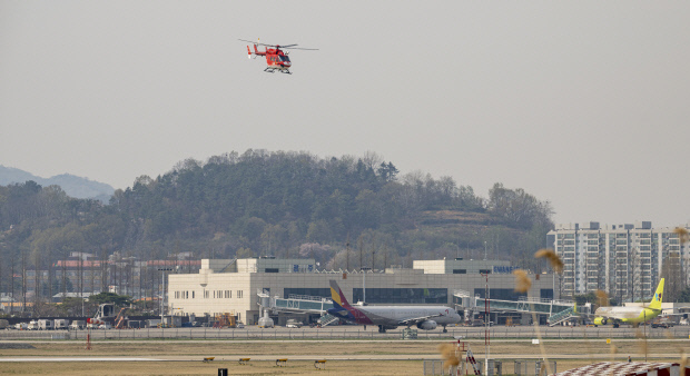 ‘광주 군공항 이전 특별법’ 국회 법안 심사 소위원회를 이틀 앞둔 3일 오후 광주공항에서 항공기가 이륙을 준비하고 있다. /김진수 기자 jeans@kwangju.co.kr