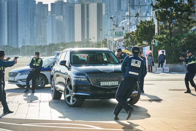 부산에서 촬영한 영화 ‘발신제한’ 촬영장면 . 부산영상위원회 제공
<figure class="image"><img alt="" src="//www.lpk.kr/data/photos/20230415/art_16811743408667_d55bd9.jpg" xtype="photo">
<figcaption style="text-align: left;">부산에서 촬영한 넷플릭스 시리즈 ‘D.P.’촬영 장면. 부산영상위원회 제공</figcaption>
</figure>
<figure class="image"><img alt="" src="//www.lpk.kr/data/photos/20230415/art_16811743412332_f9ea1e.jpg" xtype="photo">
<figcaption style="text-align: left;">부산에서 촬영한 영화 ‘비와 당신의 이야기’ 촬영 장면. 부산영상위원회 제공</figcaption>
</figure>