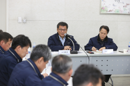 김홍규 강릉시장은 12일 녹색도시체험센터에서 대책회의를 열고 조속한 복구를 위한 대책을 논의했다.