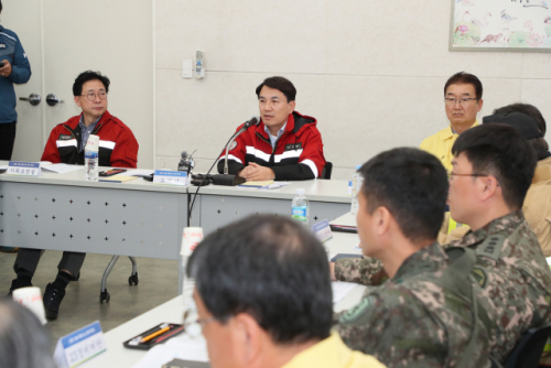 김진태 강원도지사가 12일 강릉녹색도시체험센터에서 강릉산불 피해수습 대책회의를 주재하고 있다.
