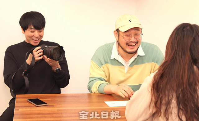 서로의 마음을 나누고 그 마음의 얼굴을 사진으로 담아내는 '마음사진관'을 운영하는 송재한 씨와 김건희 씨가 14일 정겹게 대화를 이어가고 있다. 오세림 기자