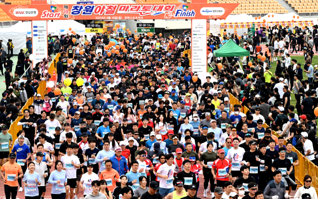 16일 창원스포츠파크를 비롯한 창원시 일원에서 열린 제19회 창원야철마라톤대회에서 10㎞ 코스에 참가한 달림이들이 힘차게 운동장을 출발하고 있다.