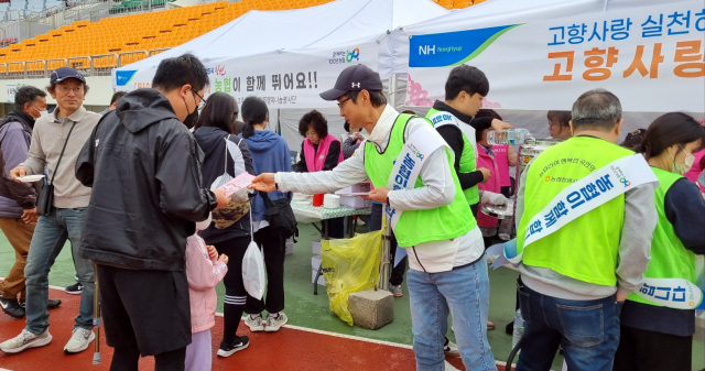 농협 창원시지부 직원들이 두부 등 먹거리를 제공하면서 고향사랑기부제를 홍보하고 있다.