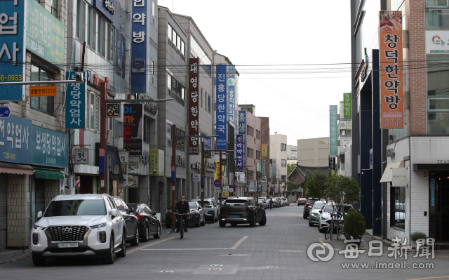 대구 약령시가 점포 감소와 상인 평균 연령 상승 등으로 인해 쇠락의 길을 걷고 있다. 16일 오후 중구 약령시 골목이 한산한 모습을 보이고 있다. 김영진 기자 kyjmaeil@imaeil.com