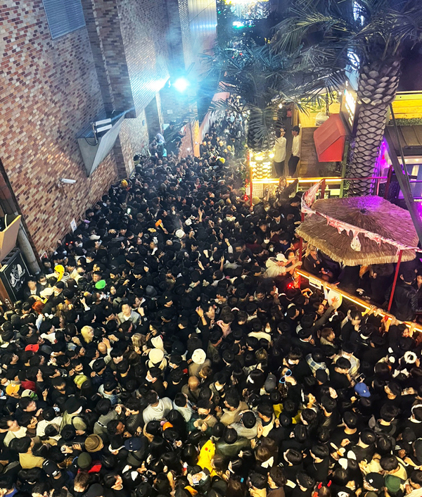 대형참사 발생 후 시민들이 자발적으로 조성한 추모공간만 있을 뿐 국가와 지자체가 공식 조성한 곳이 없어 유족단체 등은 특별법 제정 등을 요구하고 있다. 2022년 10월 27일 핼러윈을 나흘 앞두고 159명의 희생자가 발생한 이태원 참사현장. /독자 제공