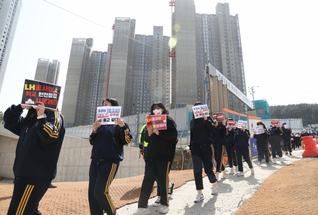 부산 연제구 계성여고 학생들이 17일 오후 거제2구역 재개발 레이카운티 아파트 건설 공사로 학교 건물 안전이 위협 받고 있다면서 시공사 HDC현대산업개발을 규탄하며 공사 현장까지 가두행진을 벌이고 있다. 정대현 기자 jhyun@