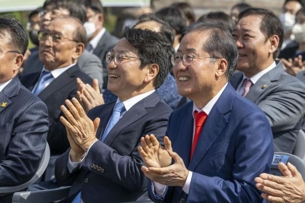 광주·대구 공항특별법 동시 제정을 축하하고 달빛고속철도 예비타당성조사 면제 특별법 제정을 위한 공동 추진 업무협약식이 17일 전북 남원 지리산 휴게소에서 열렸다. 강기정 광주시장, 홍준표 대구시장이 박수치고 있다. /김진수 기자 jeans@kwangju.co.kr