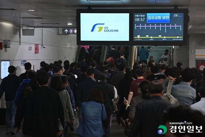 지난 21일 오전 김포도시철도(김포골드라인) 김포공항역에서 승객들이 이동하고 있다. 2023.4.23 /김명년기자 kmn@kyeongin.com