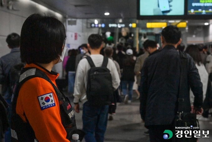 지난 21일 오전 김포도시철도(김포골드라인) 김포공항역에서 119구급대원들이 승객 과밀 상황을 지켜보고 있다. 2023.4.23 /김명년기자 kmn@kyeongin.com