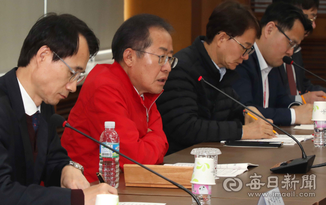 25일 오후 대구시청 산격청사 대회의실에서 열린 '대구경북신공항특별법 통과 관련 실·국별 추진계획 보고회'에서 홍준표 시장이 후속 조치에 대한 보고를 받은 뒤 수정·보완 작업을 주문하고 있다. 정운철 기자 woon@imaeil.com