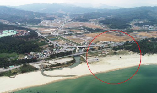 동해안권경제자유구역청이 2020년 동해시에 망상1지구 개발 부지내 시유지를 인천 전세사기꾼 남모(62·구속 수감 중)씨가 설립한 동해이씨티를 무상으로 넘기라는 요구를 한 사실이 강원일보 취재 결과 확인됐다. 해당 시유지에는 개발가치가 높은 망상 인근 노봉해변 부지도 포함돼 있었다. 사진 속 빨간 표시된 부분이 노봉해변. 동해=권태명기자