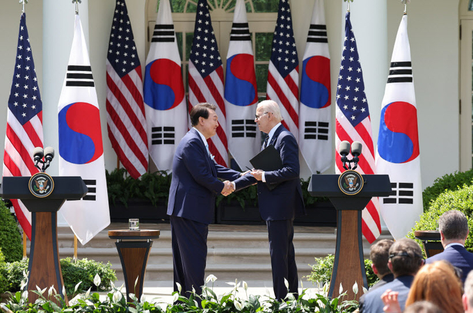 미국을 국빈 방문한 윤석열 대통령과 조 바이든 미국 대통령이 26일(현지시간) 워싱턴DC 백악관 로즈가든에서 열린 공동 기자회견에서 악수하고 있다. 2023.4.27 /워싱턴=연합뉴스