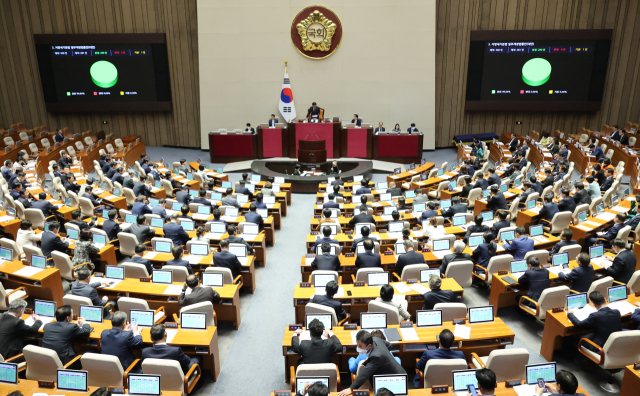 지난달 27일 국회 본회의에서 전세 사기 대책법 투표 결과가 나오는 모습. 연합뉴스