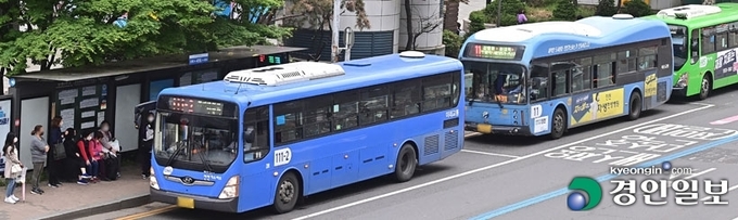 버스·지하철 요금을 단계별로 인하하거나 무료화하는 '무상 대중교통'을 도입하자는 조례 제정 운동이 인천에서 시작됐다. 국내 20여 개 시·도에서 시행 중이고 시민 수용도가 높은 정책이어서 올 하반기 쟁점이 될 전망이다. 사진은 7일 오후 미추홀구 관교동 한 버스 정류장. 2023.5.7 /김용국기자 yong@kyeongin.com
