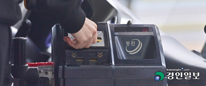 한 시민이 버스 요금 결제 단말기에 카드를 대고 있다. 인천에서도 '무상 대중교통' 정책 도입을 제안하기 위한 조례 제정 운동이 시작됐다. 학생이나 노인 등 특정 연령대부터 도입해 단계적으로 확대해 나가는 추세로, 시민들의 대중교통비 부담을 덜고 탄소 배출 및 도로 혼잡 비용을 절감하는 효과가 기대된다. 예산 확보가 관건이다. 2023.5.7 /조재현기자 jhc@kyeongin.com