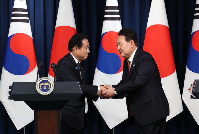 윤석열 대통령과 한국을 찾은 기시다 후미오 일본 총리가 7일 서울 용산 대통령실 청사에서 공동 기자회견에서 양국 발표를 마친 뒤 악수하고 있다. /연합뉴스