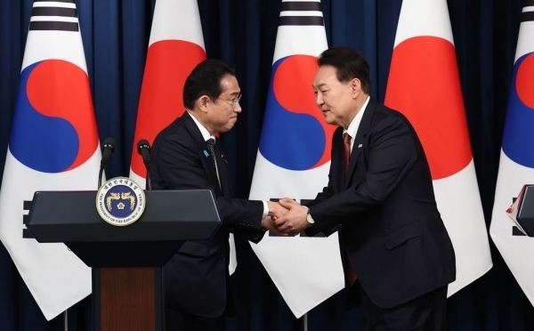 윤석열 대통령과 기시다 후미오 일본 총리가 7일 서울 용산대통령실에서 공동 기자회견에서 양국 발표를 마친 뒤 악수하고 있다. 사진 대통령실 제공