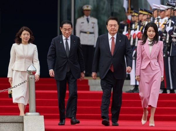윤석열 대통령과 김건희 여사, 기시다 후미오 일본 총리와 유코 여사가 7일 서울 용산 대통령실에서 열린 공식 환영식에서 연단으로 향하고 있다. 사진 대통령실 제공