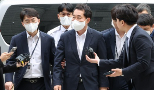 지난달 21일 강래구 씨가 서울중앙지법에 출석하고 있다. 사진=연합뉴스