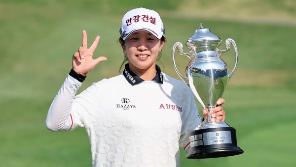 임진희가 14일 경기도 용인에 있는 수원CC에서 열린 2023 NH투자증권 레이디스 챔피언십 최종 라운드에서 우승 후 트로피를 들고 있다.(사진=KLPGA 제공)