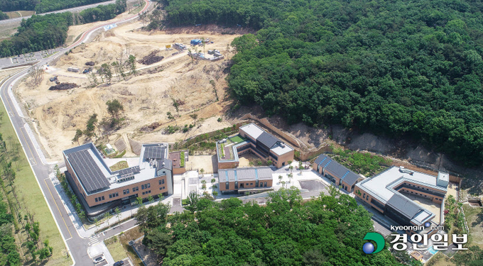오는 7월 정식 개관을 앞둔 여주시 경기도 반려동물테마파크는 유기동물 보호 및 입양, 동물 복지 문화 확산을 위한 시설 등을 갖추고 최근 임시 개관해 운영 중이다. 사진은 경기도 반려동물테마파크 전경. 2023.5.11 /이지훈기자 jhlee@kyeongin.com