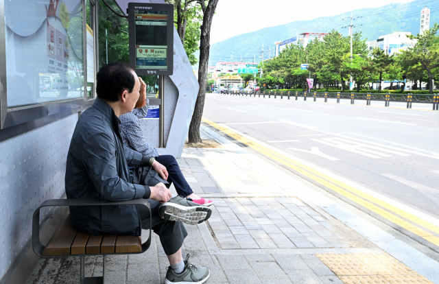 15일 창원시 진해구 한 버스정류장에서 시민들이 버스를 기다리고 있다./성승건 기자/