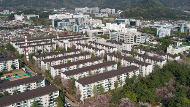 지난달 경남에서 거래된 아파트 가운데 가장 값이 크게 오른 창원시 성산구 용호동 롯데아파트 1단지./김승권 기자/