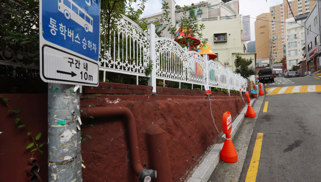 지난해 7월 12일 어린이 통학버스 사고가 발생한 부산 부산진구 개금동의 한 어린이집 앞. 부산일보 DB
