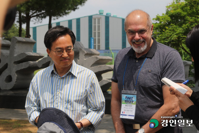 김동연 경기도지사가 20일 파주 도라산역을 방문해 취재진의 질문에 답하고 있다. 이날 김 지사는 정전 70주년을 맞아 열린 DMZ 평화걷기에 참석하기 위해 필립 르포르 주한 프랑스 대사를 비롯한 20여개국 대사와 염종현 경기도의회 의장 등과 민간인 통제선 이북에 위치한 도라산역을 찾았다. 2023.5.20 /김도란기자 doran@kyeongin.com