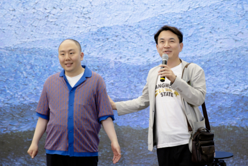 ◇강원특별자치도 출범을 홍보하기 위한 버스킹 공연 '특별한 '별' 보러올래?'가 지난 19일 서울 삼성동 코엑스 라이브 플라자에서 열린 가운데 김진태 지사(사진오른쪽)이 무대에 올라 인사하고 있다.