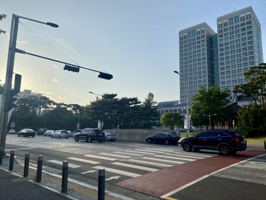 보라매공원에서 바라본 대전시청 남문광장. 남문광장과 보라매공원은 도로로 단절돼 있다. 사진=정인선 기자