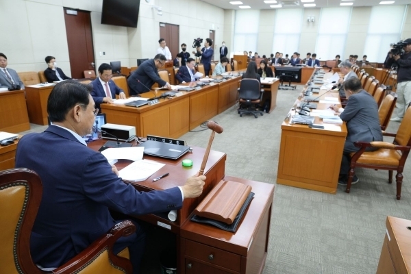 24일 오전 국회에서 열린 행정안전위원회 법안심사 제1소위원회에서 김교흥 위원장이 개회 선언을 하고 있다. 연합뉴스