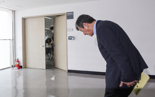 부산국제영화제 이용관 이사장이 24일 임시이사회가 열린 부산 영화의전당 대회의실로 고개를 숙이며 들어가고 있다. 김종진 기자 kjj1761@