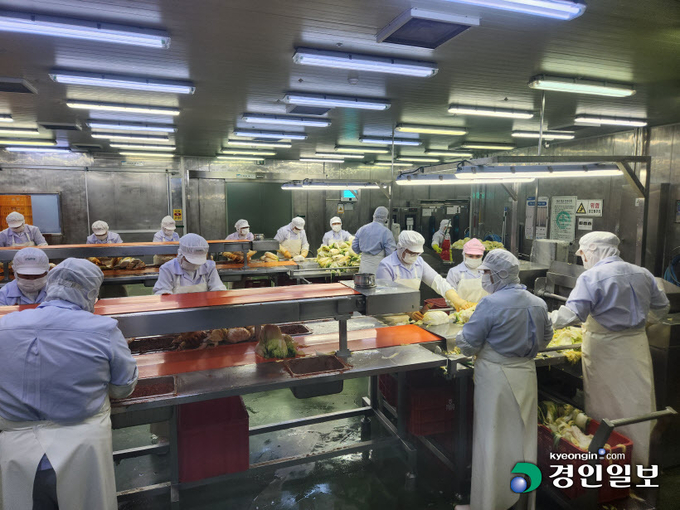 24일 연천의 김치 가공업체인 경기농협 공장에서 작업자들이 김치를 선별하고 있다./고건기자 gogosing@kyeongin.com