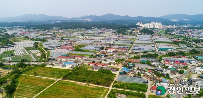 3기 신도시 남양주 왕숙지구가 다음 달 착공이 예정된 가운데 개발제한구역이 많아 발전이 더뎠던 경기 북부지역 개발의 신호탄이 될지 귀추가 주목되고 있다. 사진은 왕숙지구가 들어설 예정인 남양주시 진건읍과 진접읍 일대. 2023.5.29 /이지훈기자 jhlee@kyeongin.com
